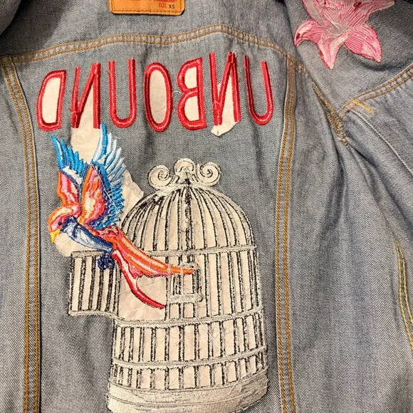 BEAUTIFUL!♥️ Levi's Denim Jacket Embroidered Bird Freedom Women's S/M - Picture 6 of 9